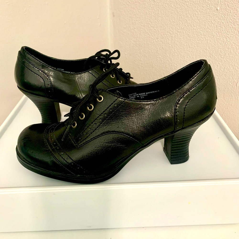 Vigoss Gator Women’s Shoe size 8 black New Condition approx 3” heel